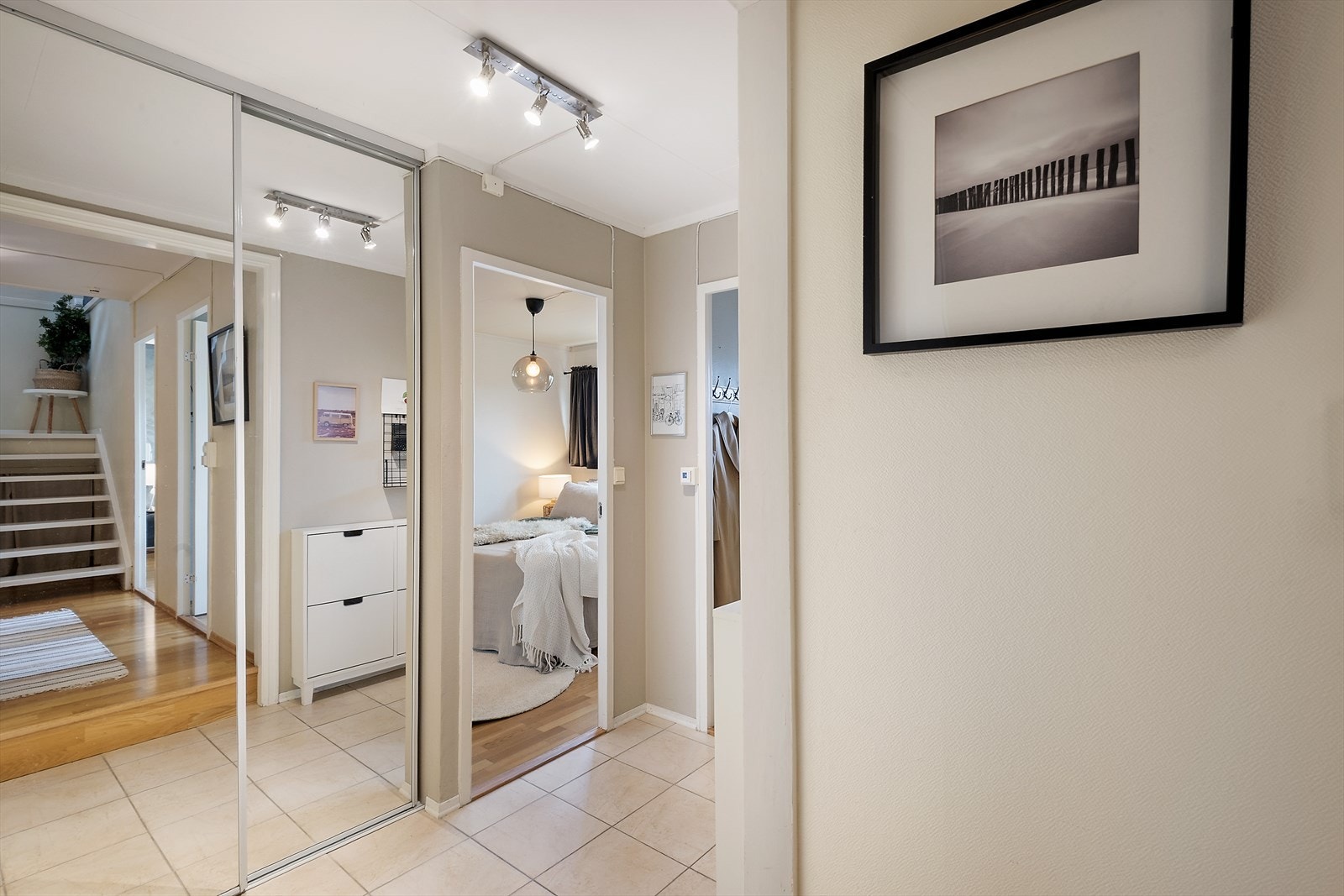 Praktisk skyvedørsgarderobe. Galleribilde