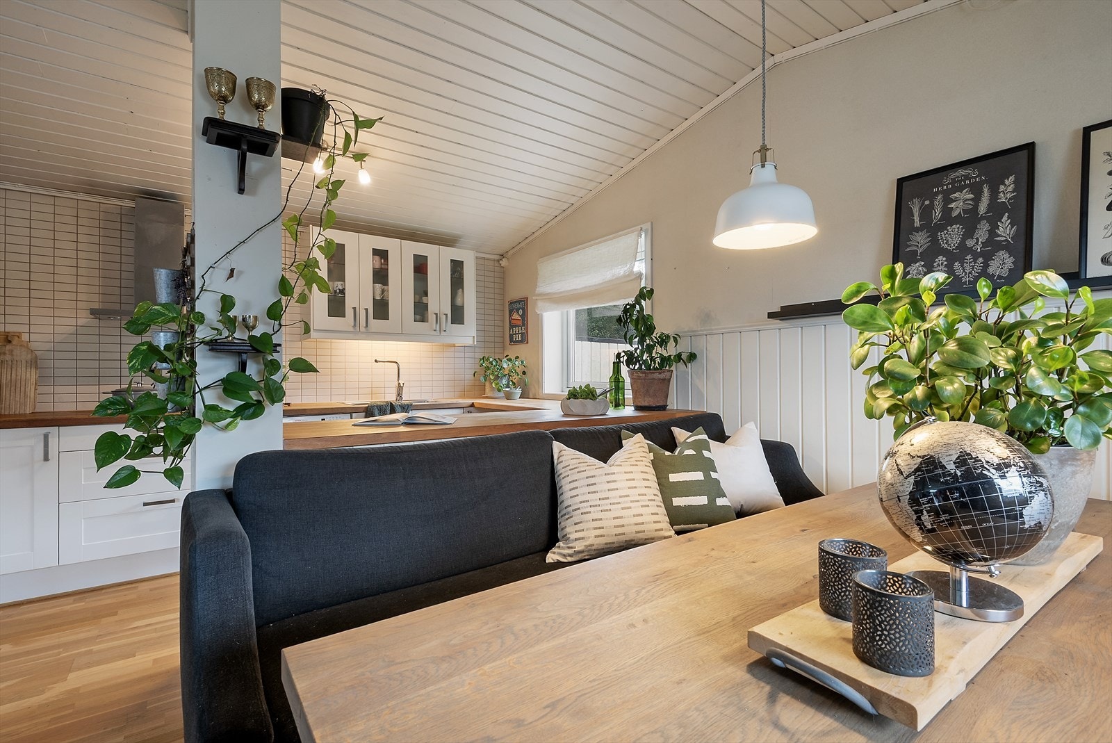 Fin plass til spisegruppe i tilknytning til kjøkkenet. Galleribilde