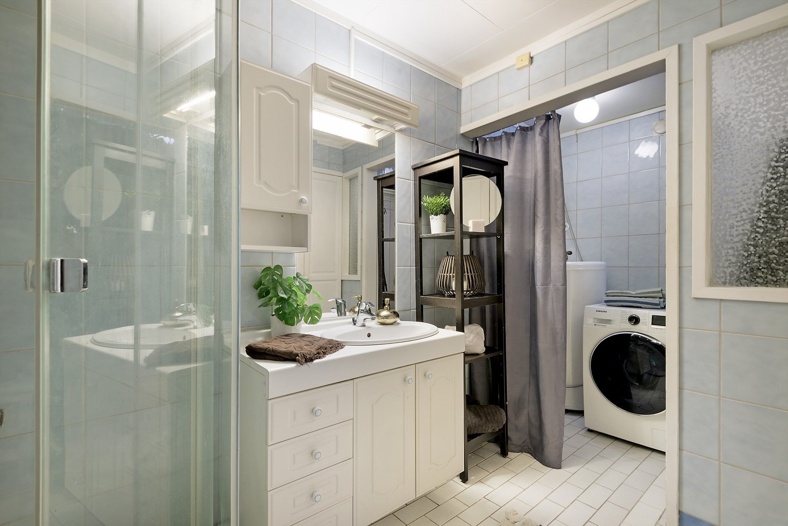 Opplegg for vaskemaskin som del av badet. Galleribilde