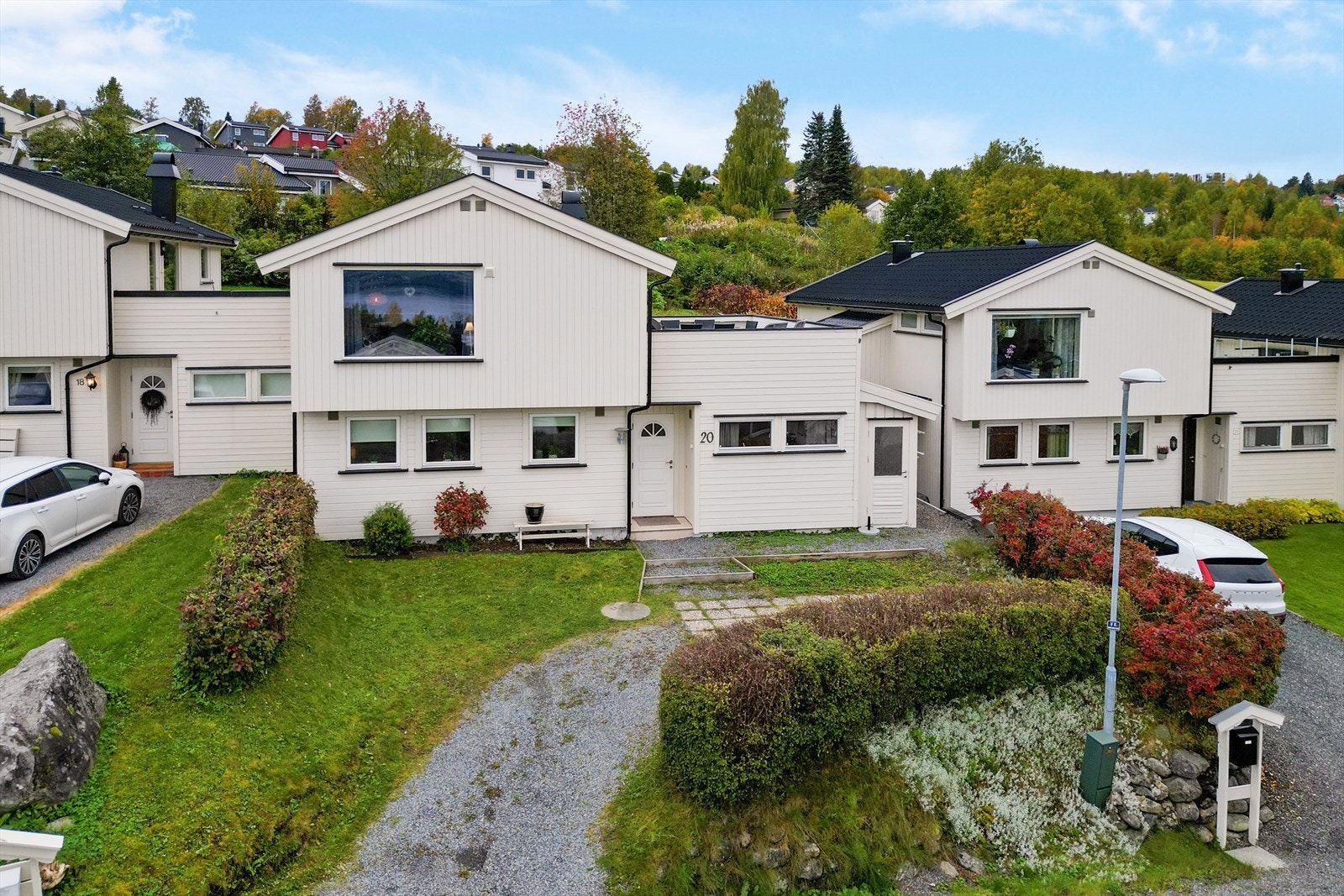 Tomt med plen og beplantning. Galleribilde