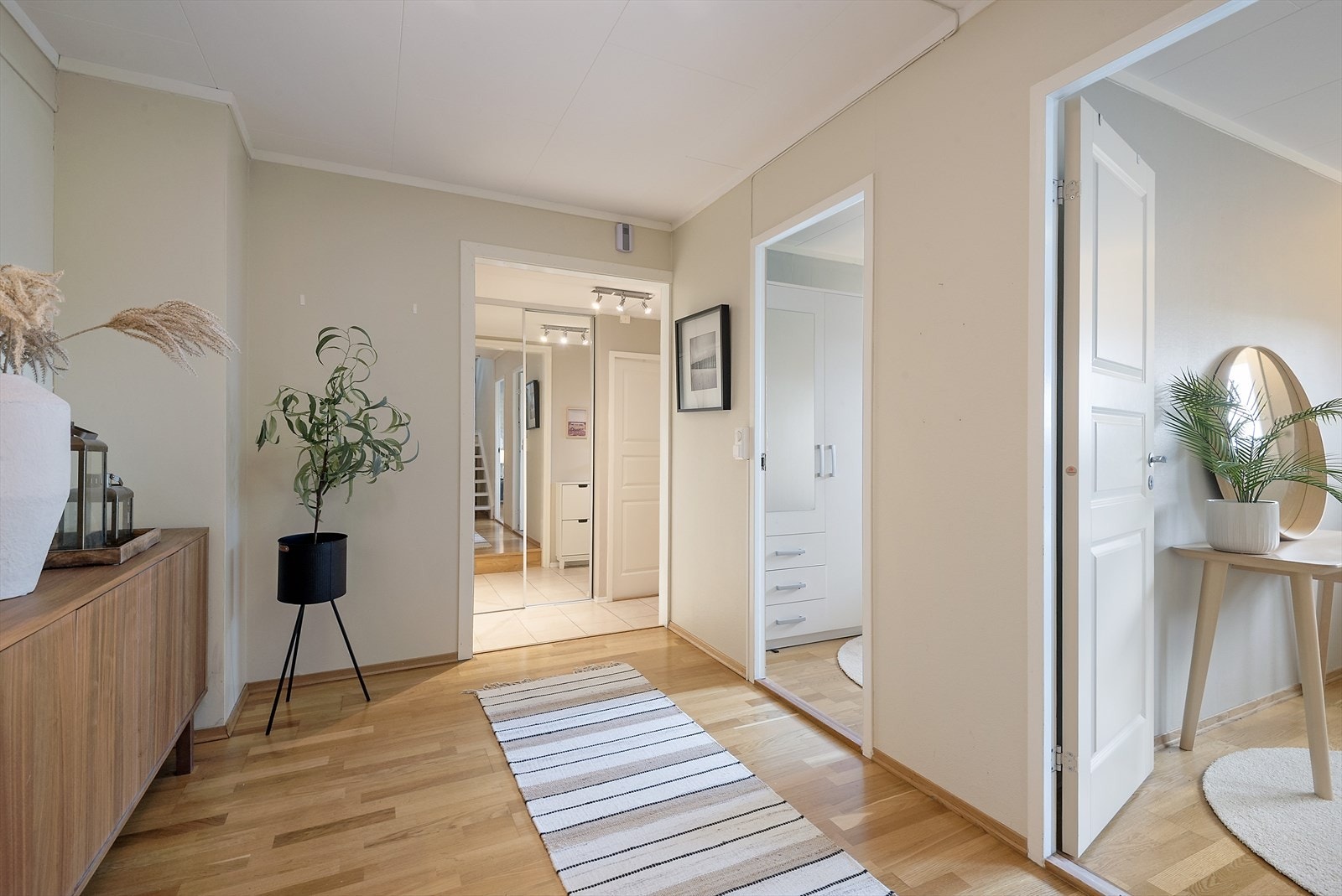 Gang med adkomst til entré. Galleribilde