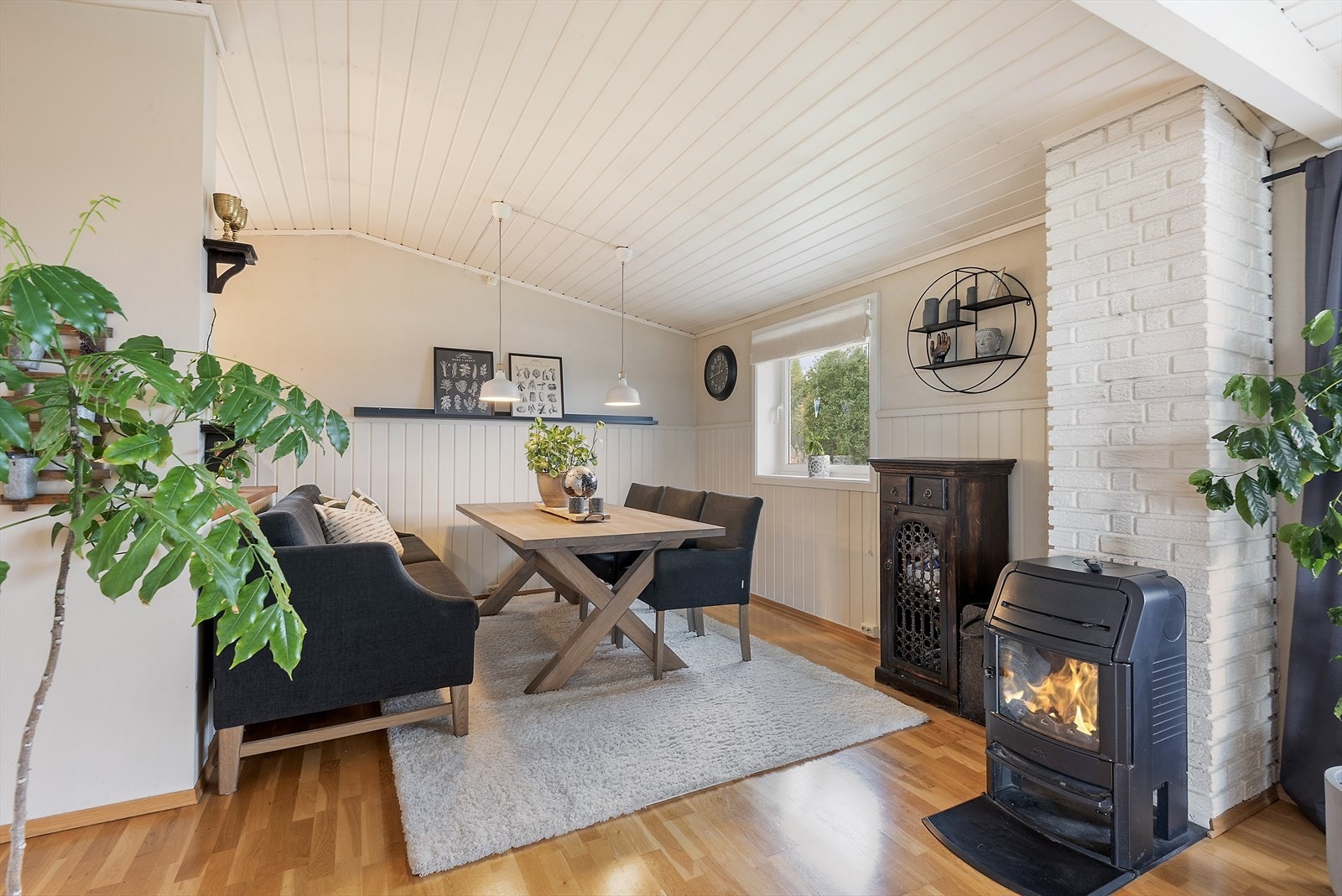 Stemningsfull vedovn varme godt på kjølige høstkvelder. Galleribilde