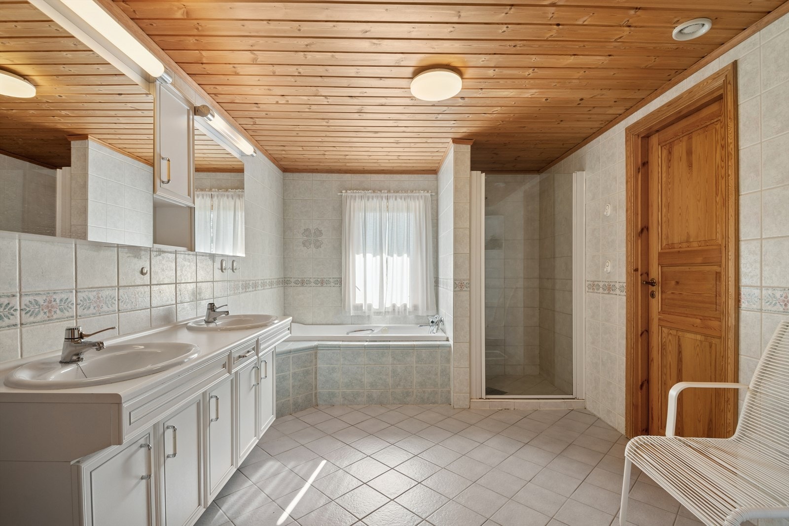 Flislagt bad i underetasjen med to servanter, dusj og boblekar, samt tilgang til badstue Galleribilde