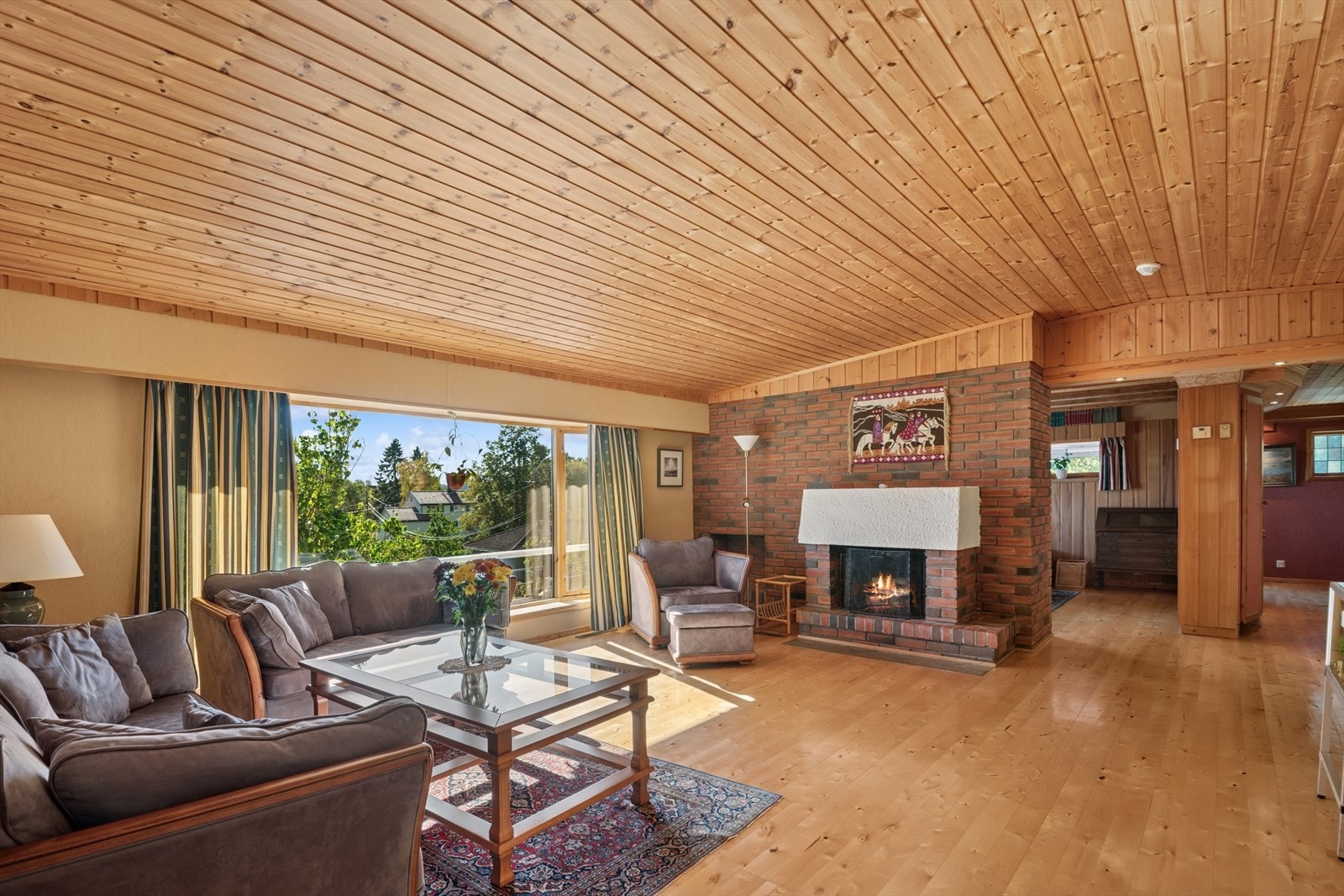 Stor stue med flott lysinnslipp og peis - perfekt for både sosiale soner og rolige stunder. Galleribilde