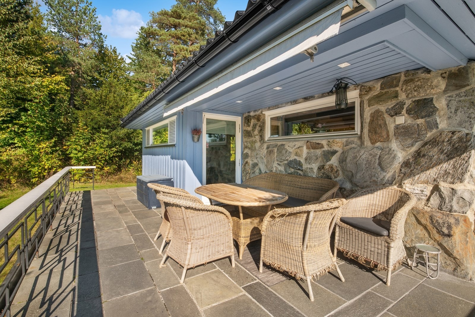 Enkel adkomst fra terrassen til hagen Galleribilde