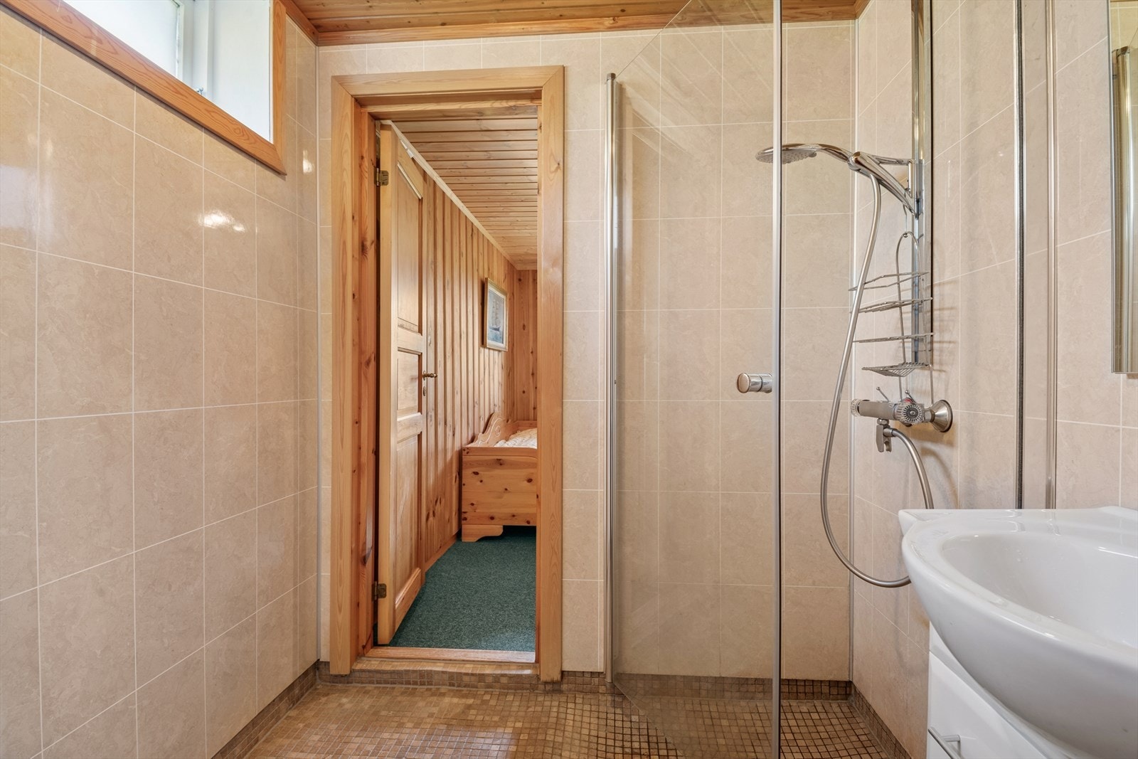 Bad oppusset i 2010 med dusjhjørne, nedfelt servant og baderomsplater på vegger. Galleribilde