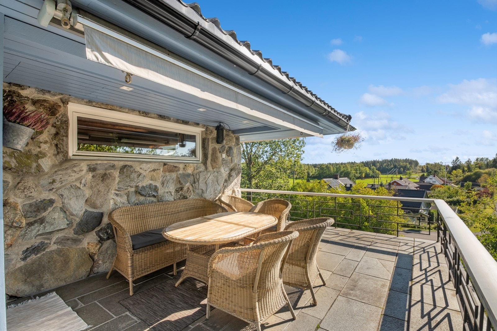 Stor terrasse med plass til sittegruppe og nydelig utsikt over nærområdet Galleribilde