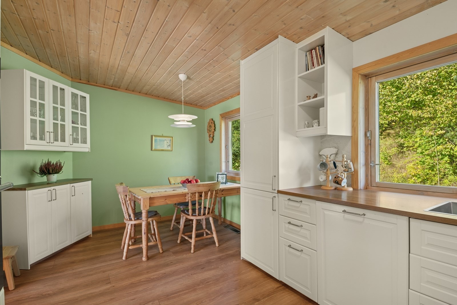 Lyst og romslig kjøkken fra 2020 med plass til både matlaging og hyggelige måltider. Galleribilde