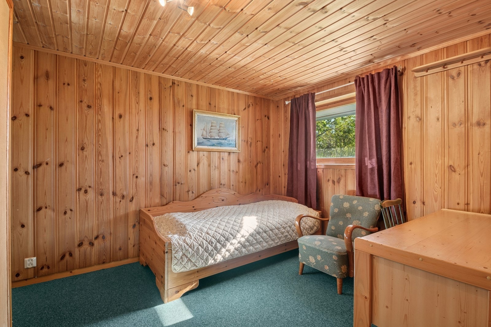 Soverom med plass til seng og gode oppbevaringsmuligheter Galleribilde