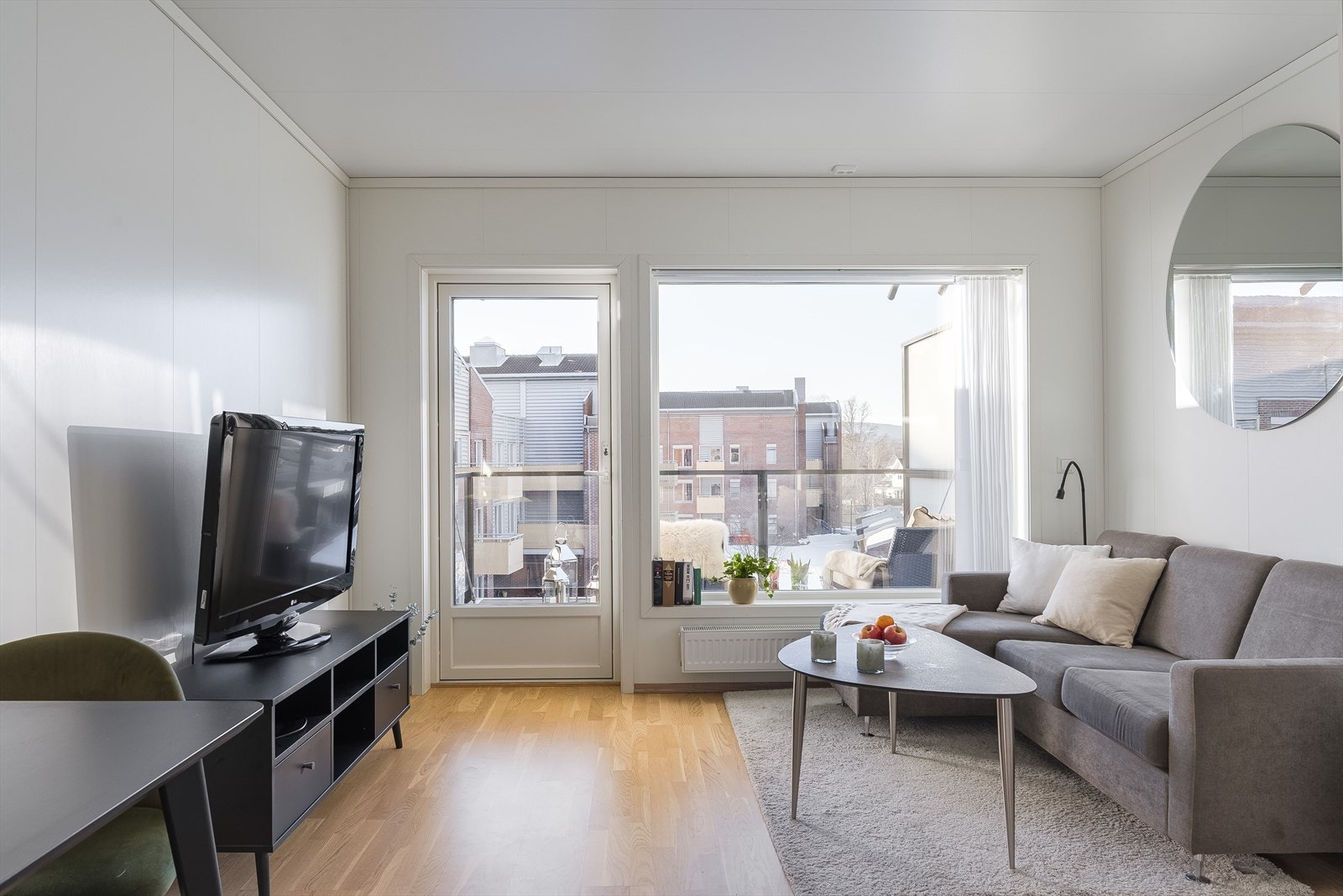 Fra stuen er det utgang til en vestvendt og overbygd balkong på ca. 10 m². Galleribilde