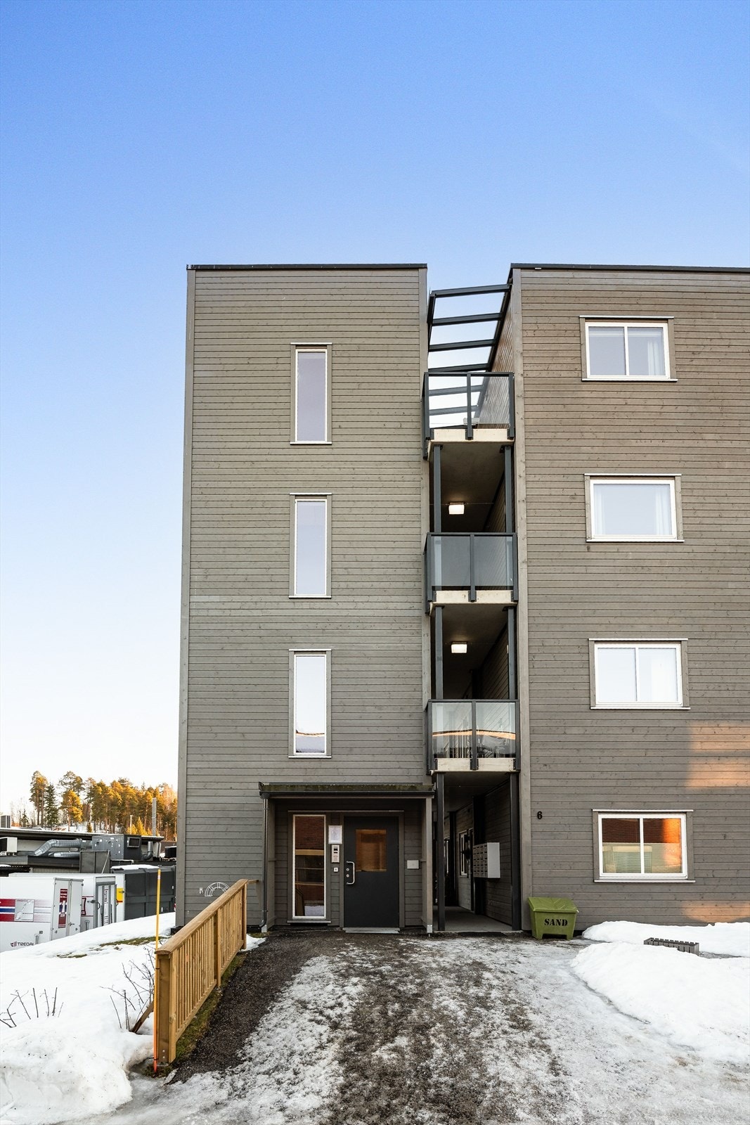 Felles inngangsparti med porttelefon, postkasser, heis og trapper til de respektive etasjene. Galleribilde