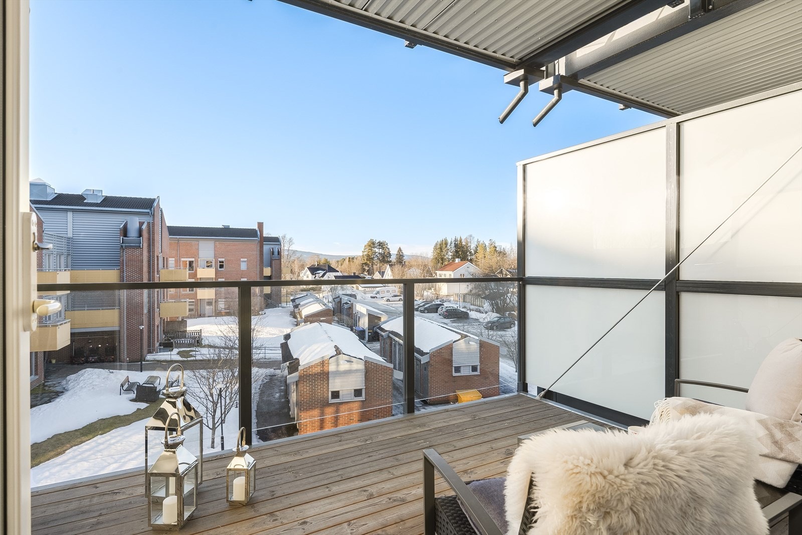 Den fine balkongen kan by på flotte soldager, og har plass til sittemøbler. Galleribilde