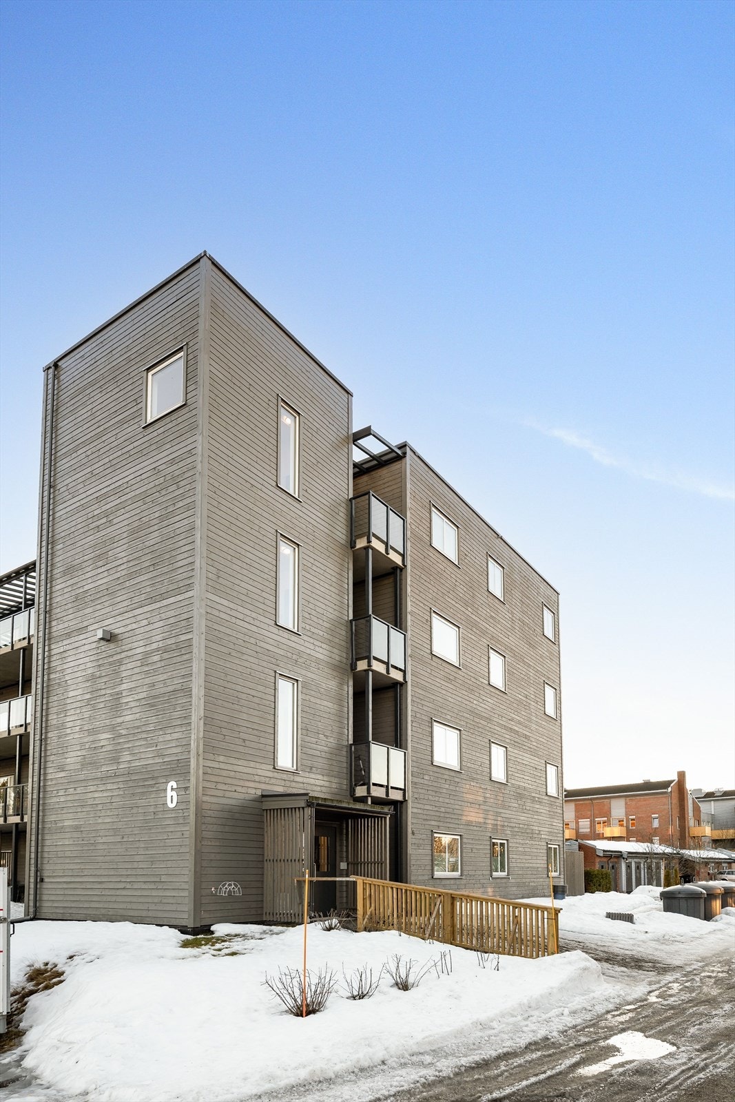 Leiligheten har en god beliggenhet i et veletablert boligområde rett utenfor selve sentrumskjernen i Elverum. Galleribilde