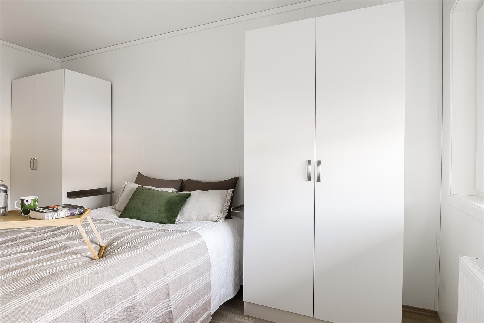 Soverommet i leiligheten er av god størrelse og har praktisk adkomst via to dører. Rommet er innredet med to garderobeskap og har vindu mot østvendt, overbygd svalgang. Galleribilde