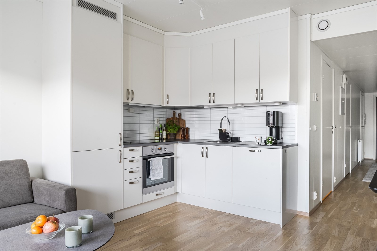 Leiligheten er utstyrt med et kjøkken fra Norema, med glatte fronter og takhøye overskap. Integrert koketopp, stekeovn, oppvaskmaskin og kjøl-/fryseskap medfølger. Galleribilde