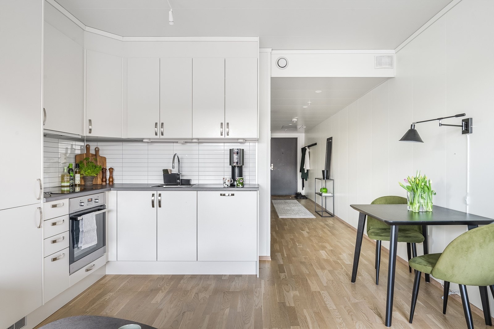 Ved kjøkkenet er det en egnet plass for en mindre spisegruppe. Galleribilde