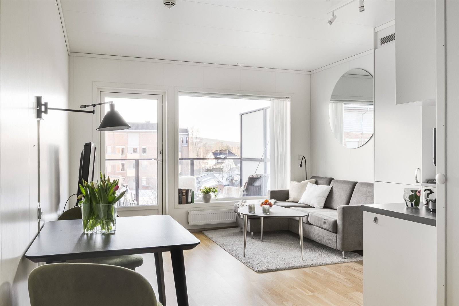 Stuen har god standard med parkett på gulv, lysmalte overflater og skjult elektrisk anlegg. Galleribilde