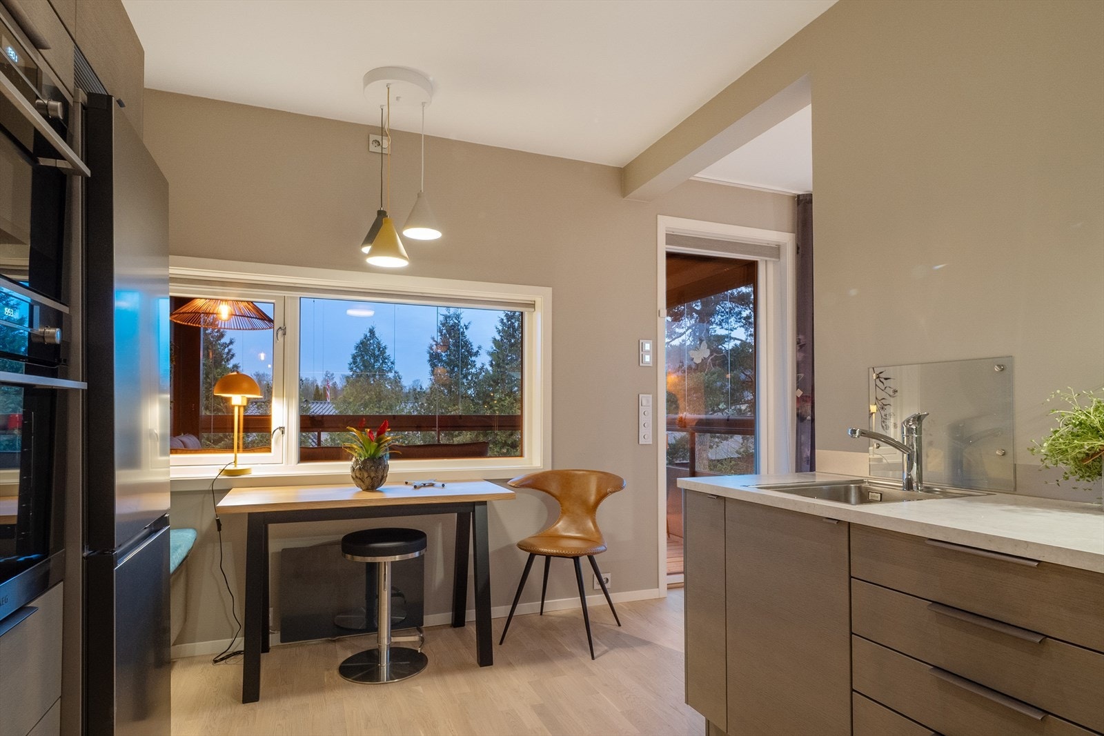 Spiseplass inne på kjøkkenet. Galleribilde