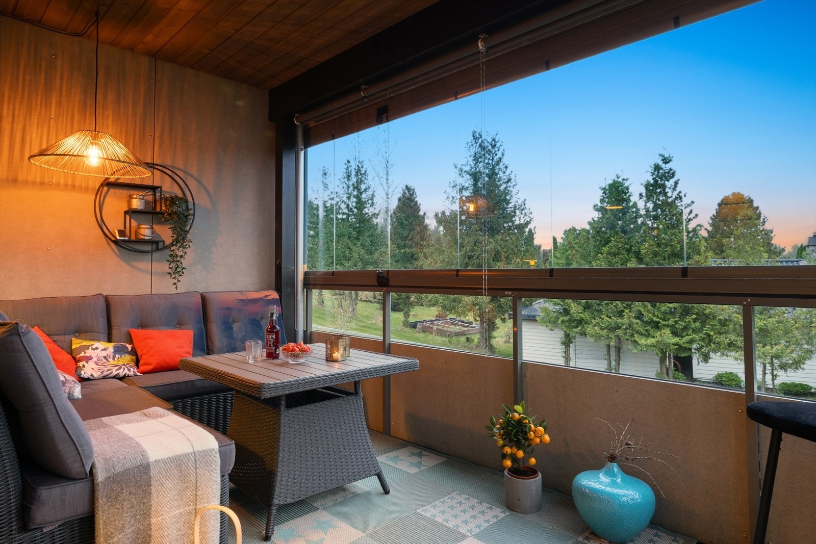 Innglasset balkong med adkomst fra spisestuedel. Galleribilde