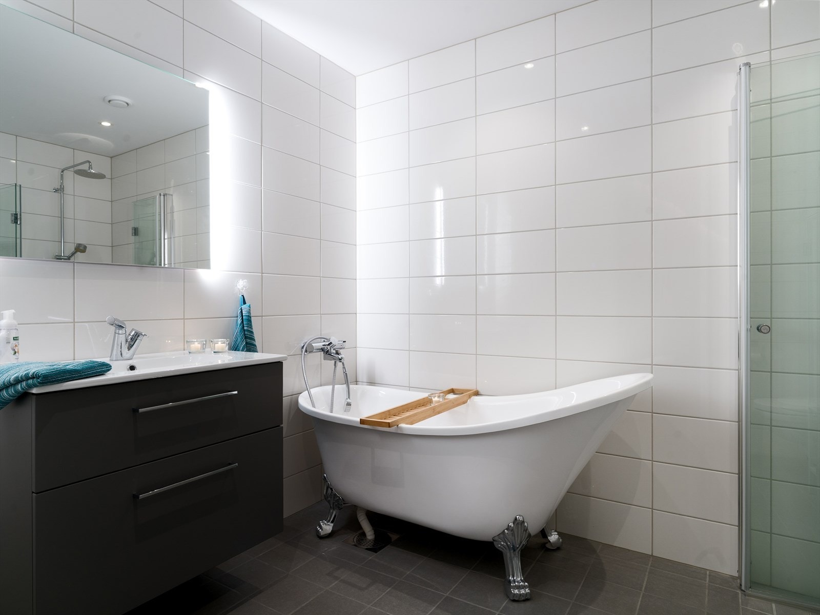 Bad i 1. etasje er flislagt med varmekabler i gulvet. Badekar med vegghengt armatur. Galleribilde