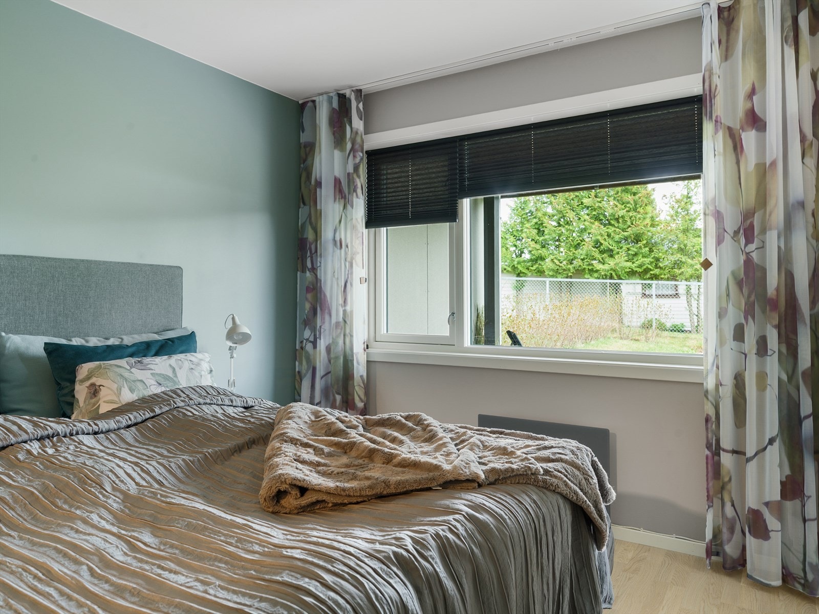 Hovedsoverom med eget walk in closet. Rommet har innvendig solskjerming. Galleribilde