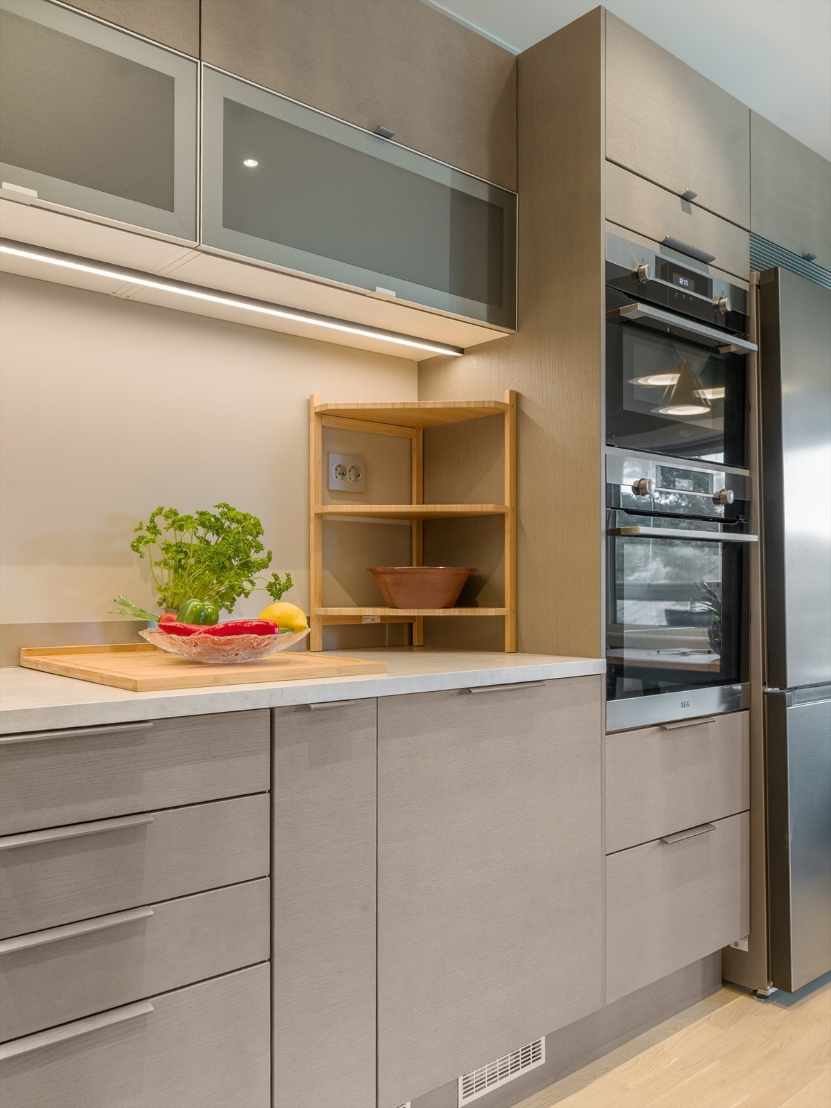 Integrert i innredning er induksjonstopp, stekeovn, mikro/varmluftsovn, oppvaskmaskin og kjøleskuff. Galleribilde