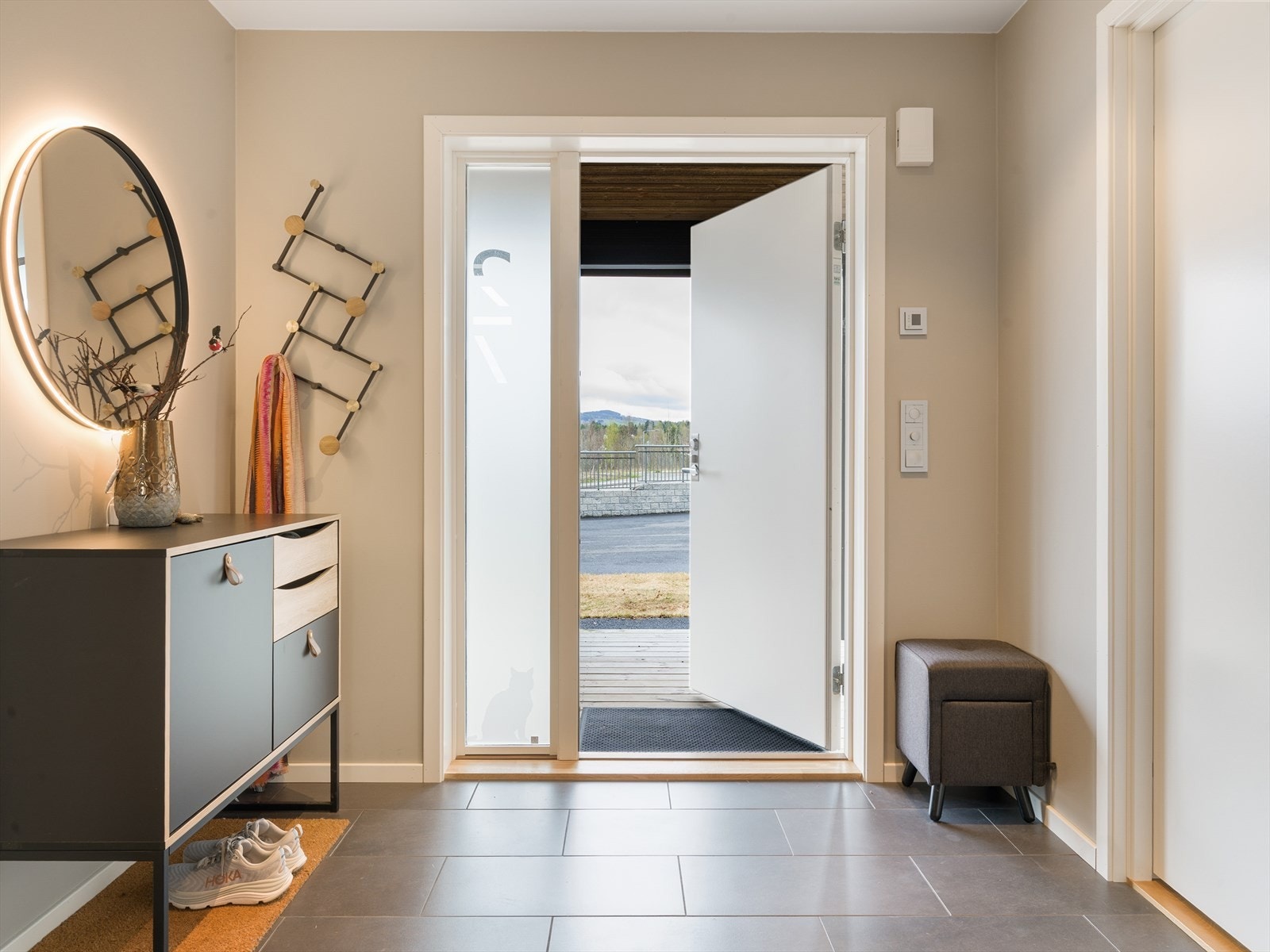 Entréen har god plass til yttertøy og eventuelt skap/kommode for oppbevaring. Galleribilde
