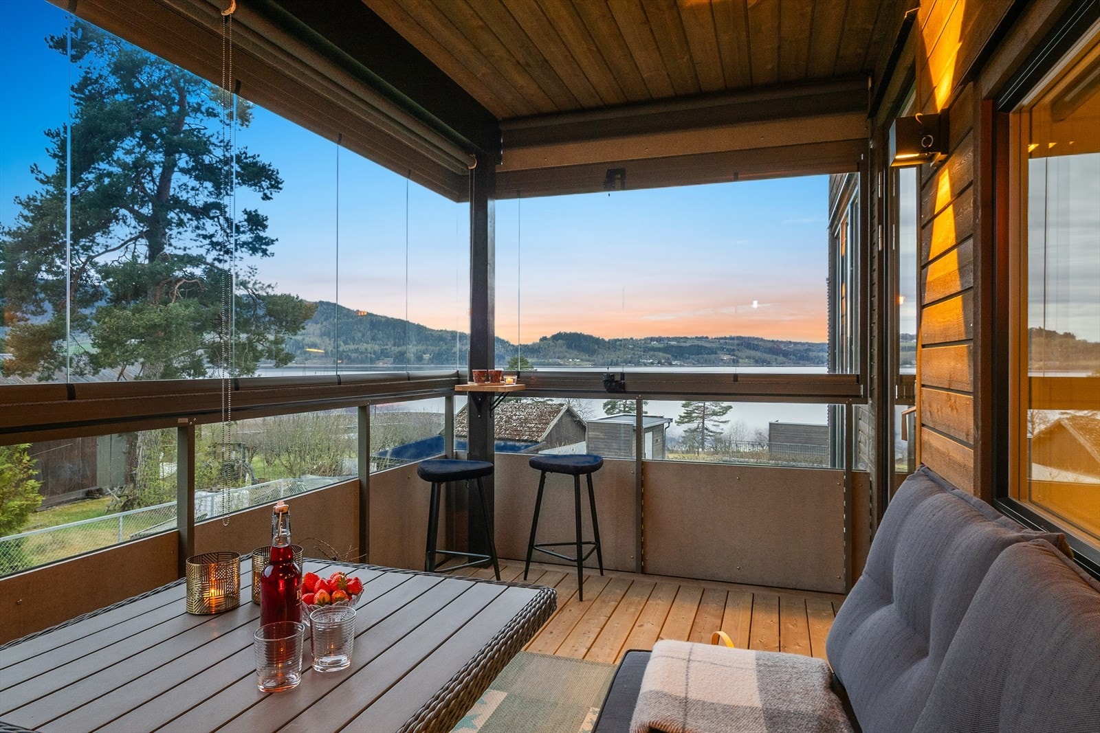 Flott utsikt mot Mjøsa. Glassene over rekkverkshøyde kan åpnes. Galleribilde