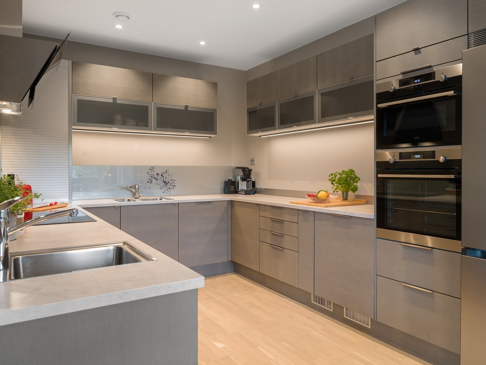 Sigdal kjøkken med god benkeplass og 2 kummer. Galleribilde