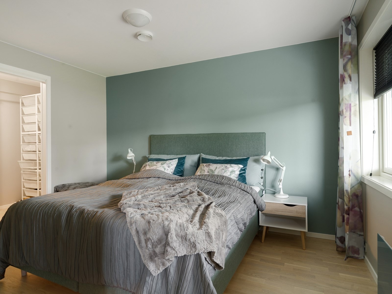 Det er god plass til dobbeltseng og tilhørende nattbord. Galleribilde