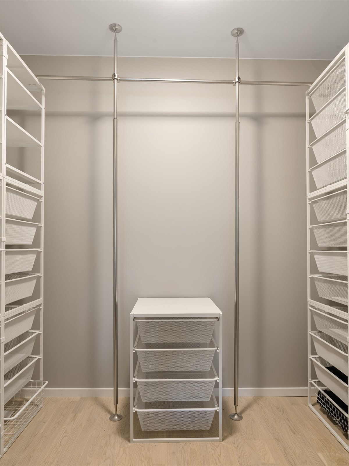 Walk-in-closet med belysning. Galleribilde
