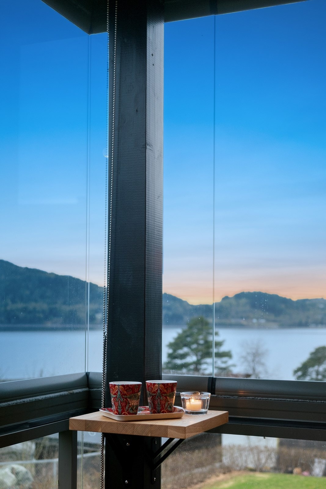 Egenlaget hylle for drikke i hjørnet med best utsikt på balkongen. Galleribilde