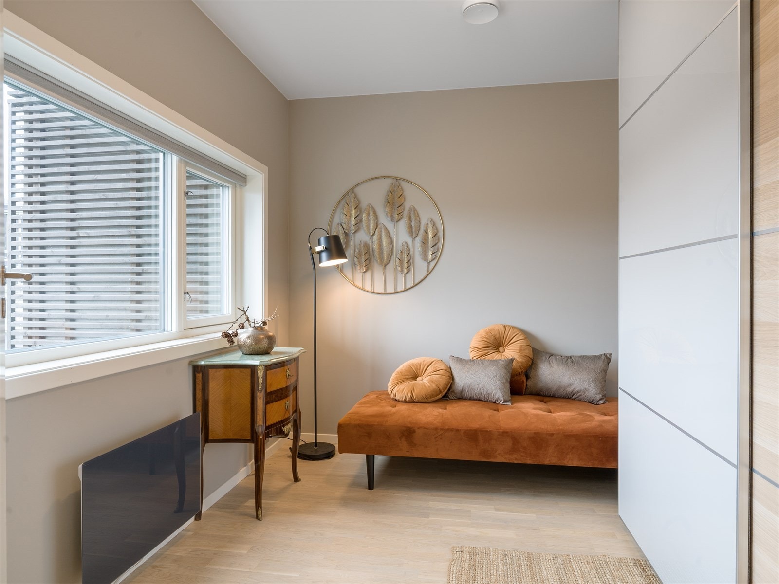 Soverom 2 med plass for seng og møblement. Det medfølger en romslig skyvedørsgarderobe. Galleribilde