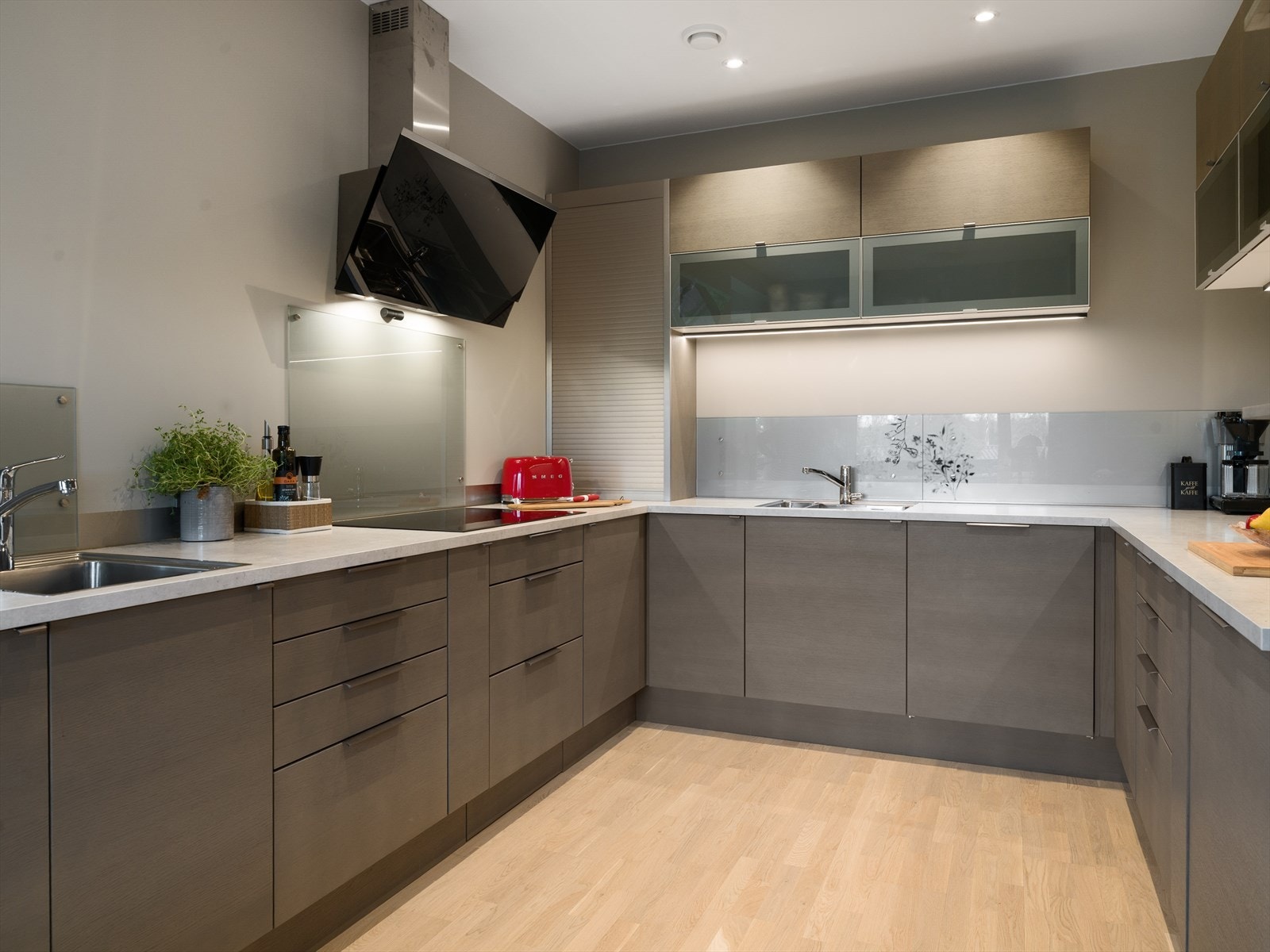 Kjøkkenet er fullt utstyrt med gode og påkostede løsninger. Galleribilde