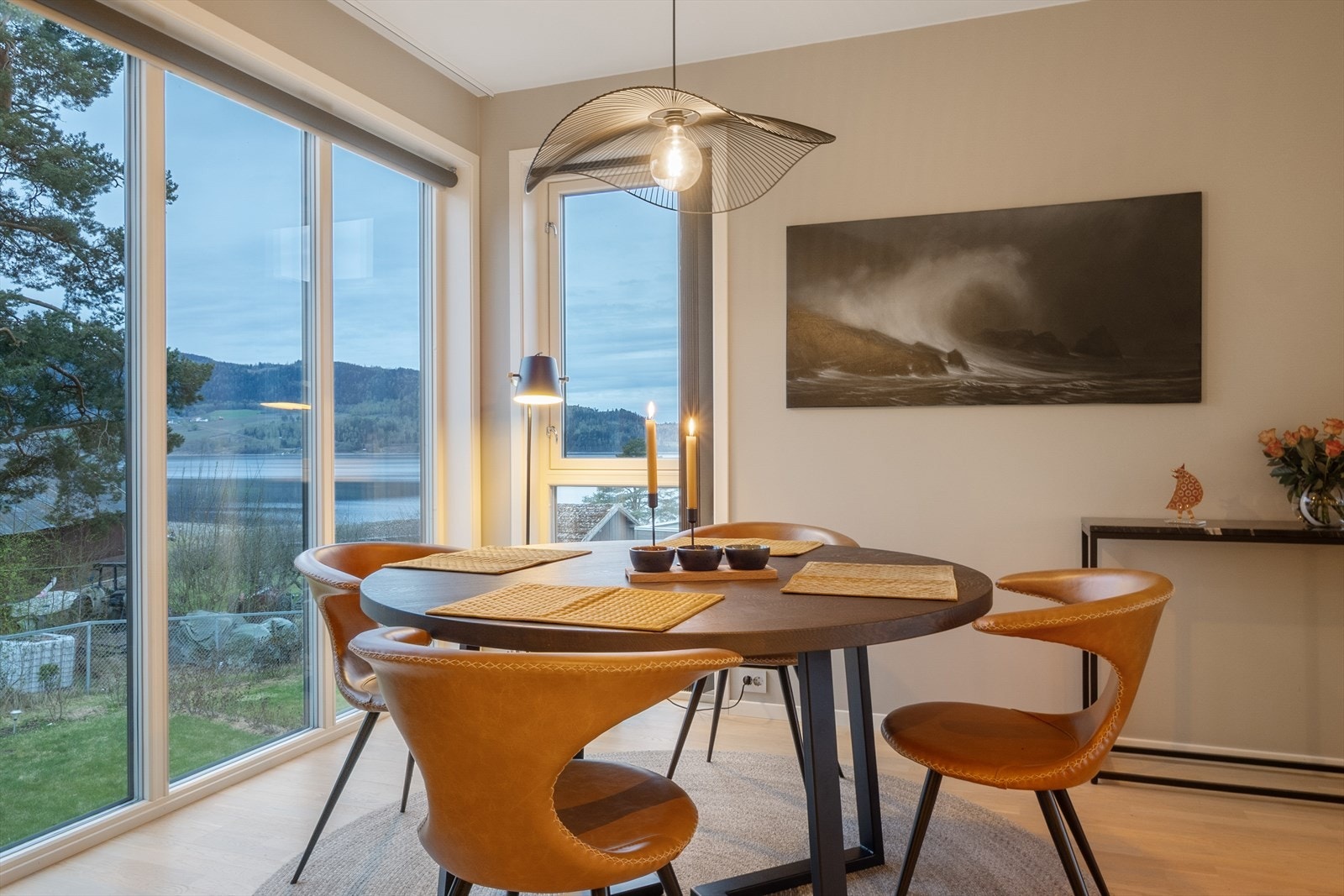 Flott utsikt fra spisestuen mot Mjøsa. Galleribilde