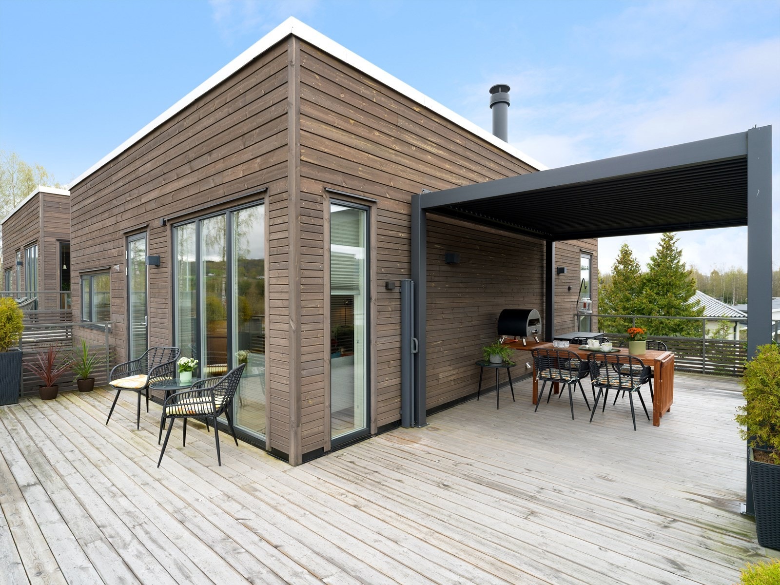 Terrasse med utgang fra stue i 2. etasje mot nord og vest. Pergola fra Pergolux. Galleribilde