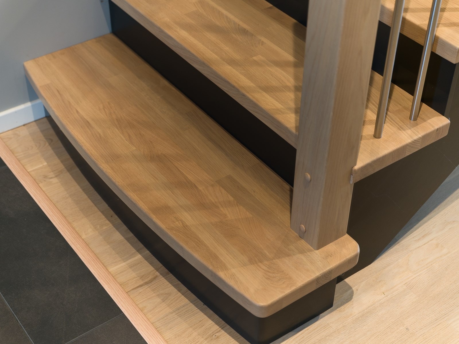 Trapp i heltre eik. Rekkverk i eik med spiler i metall. Galleribilde