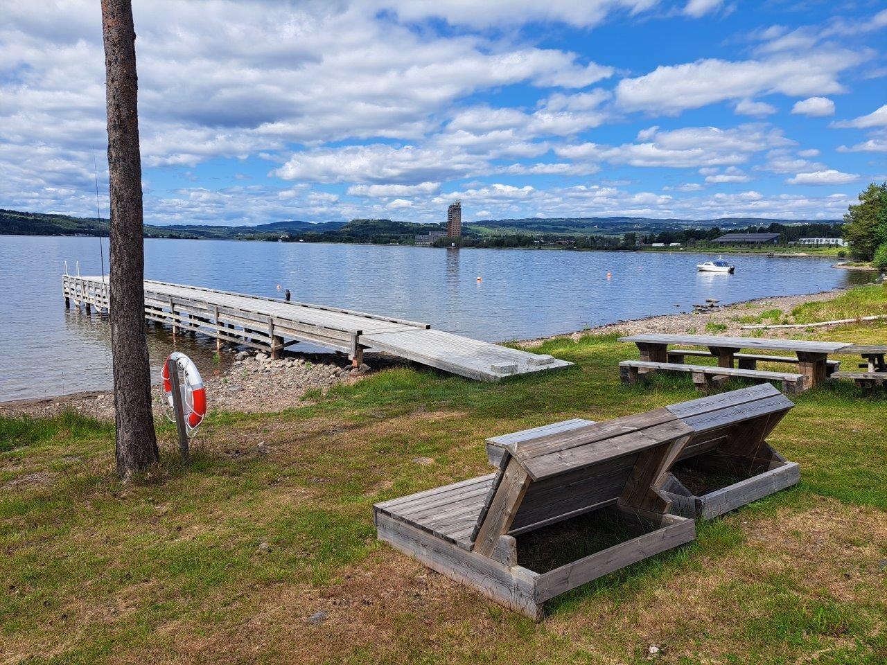 Strandområdet med brygge som eies av vellet. Galleribilde