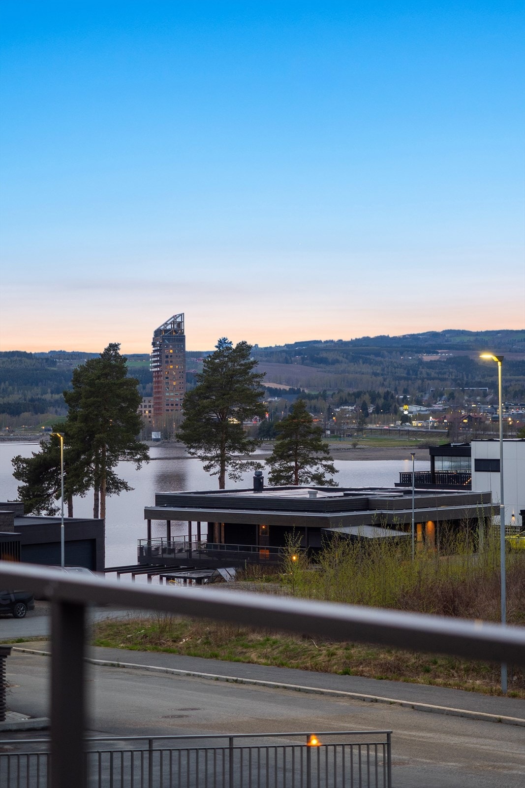 Utsikt mot Mjøstårnet. Galleribilde