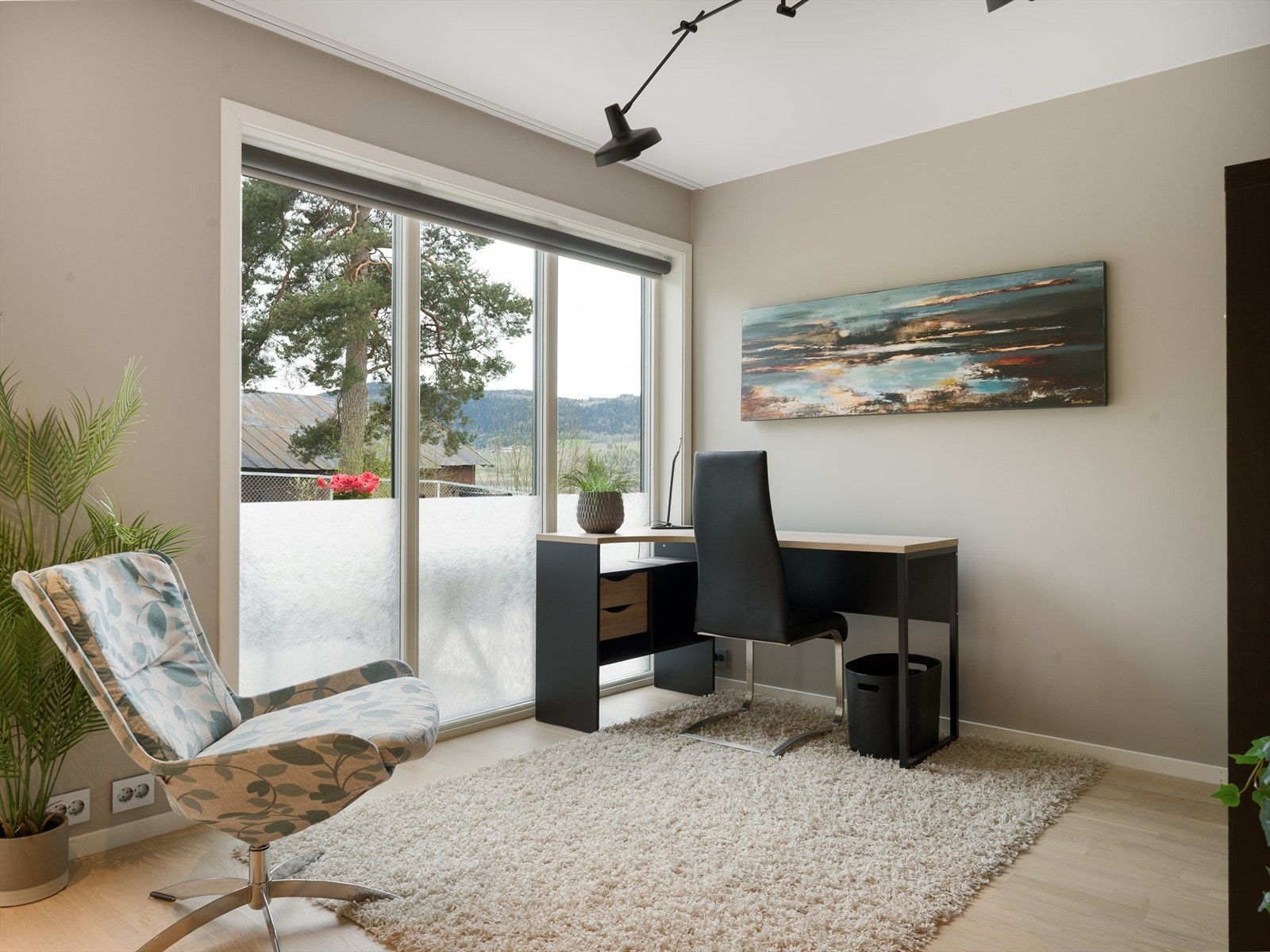 Direkte utgang til delvis overbygget platting og hagen. Galleribilde