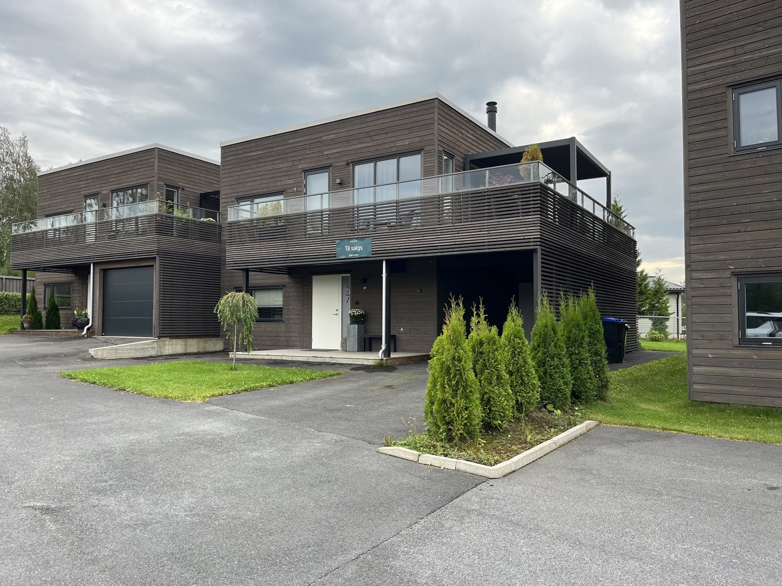 Carport med el-billader og 2 parkeringsplasser ved boligen. Galleribilde