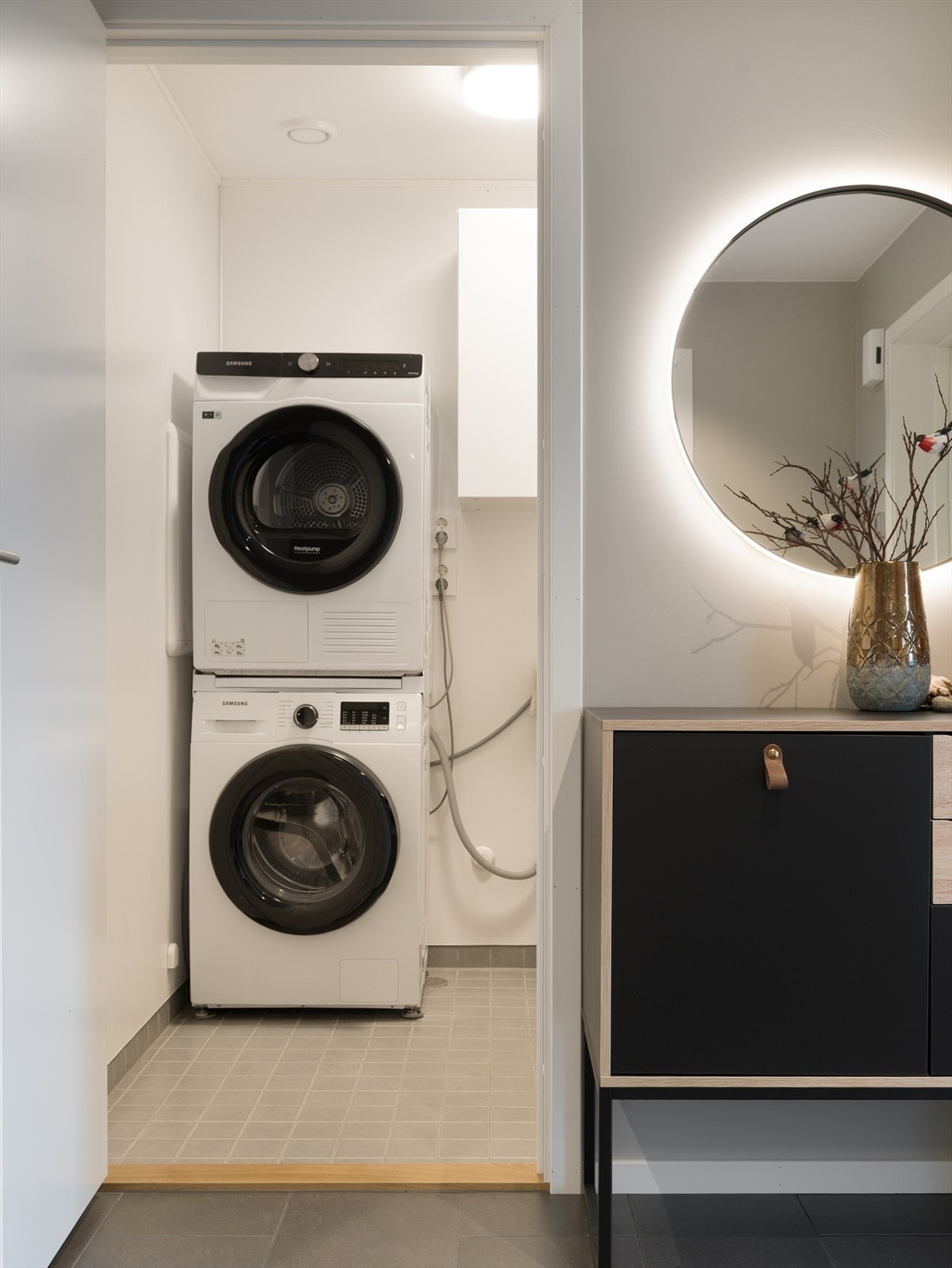 Praktisk vaskerom/teknisk rom med tilgang fra entréen. Galleribilde