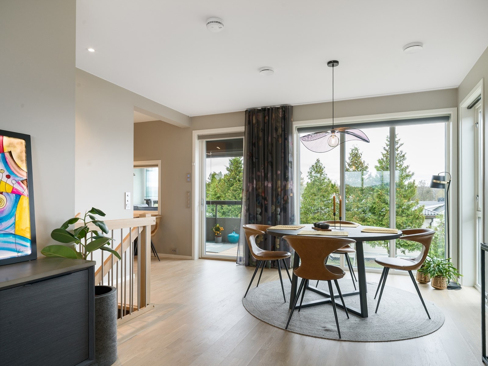 Spisestue med plassering ved kjøkken. Galleribilde