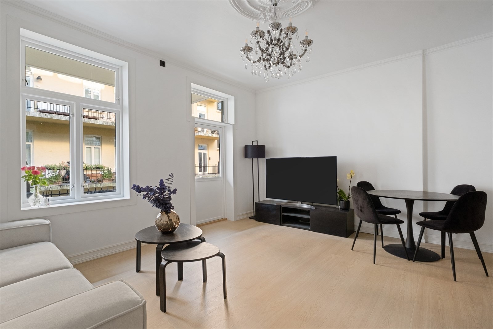 Flotte detaljer med store vindusflater, stukkatur, rosett, en-stavs laminat, skjult el-anlegg i hele leiligheten m.m Galleribilde