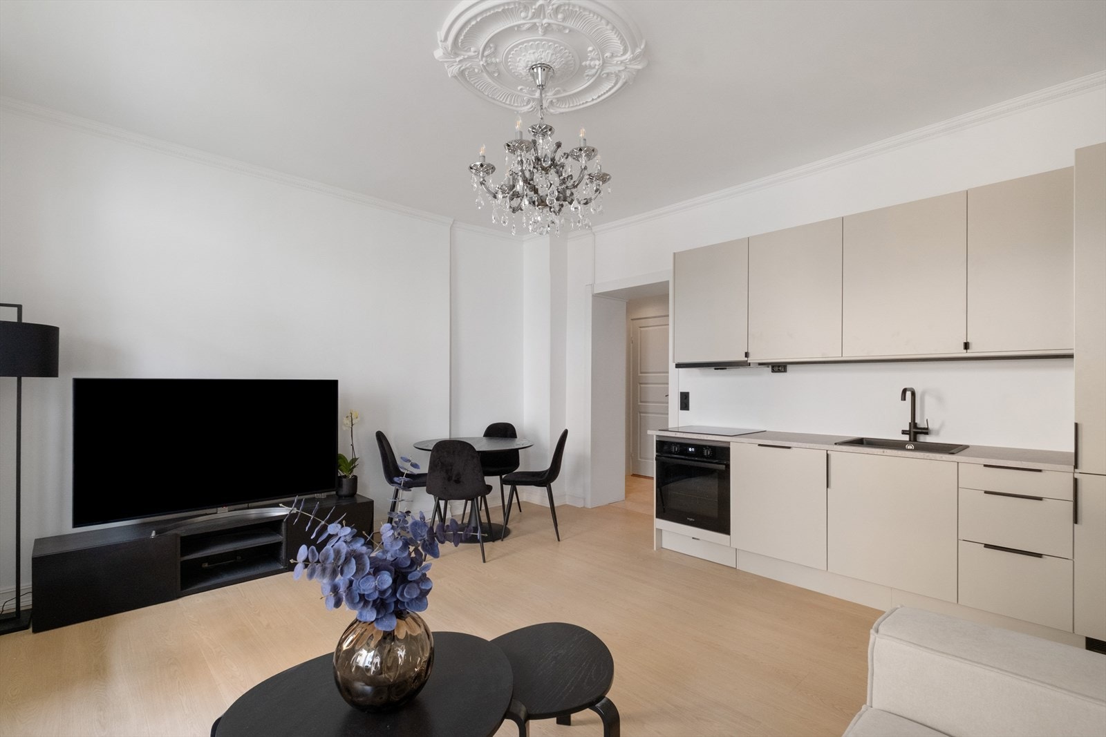 Stuen gir en god romfølelse kombinert med en god takhøyde. Her er det enkelt å møblere med spisebord, stuebord, sofa og tv Galleribilde