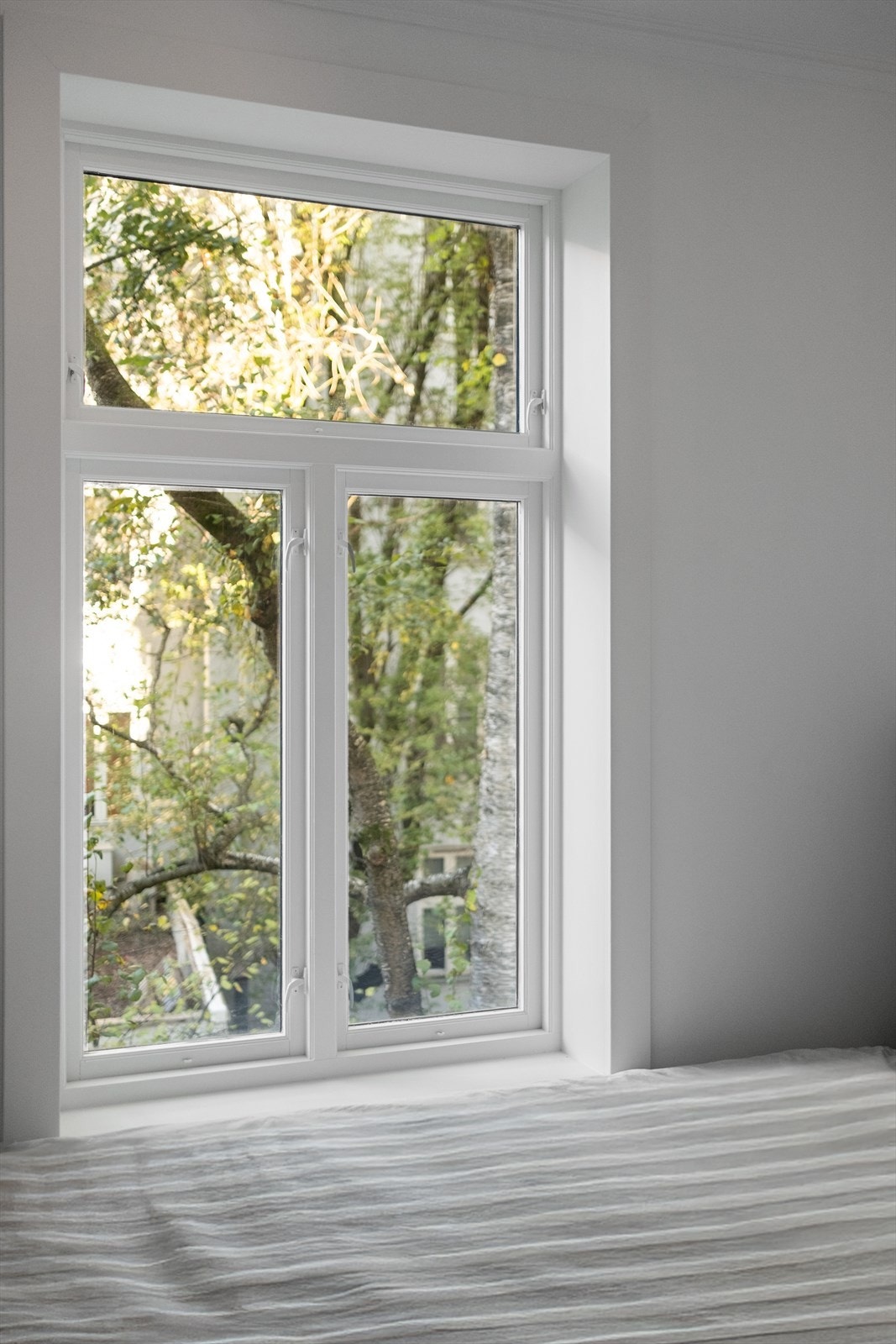 Begge soverommene vender ut mot rolig bakgård Galleribilde