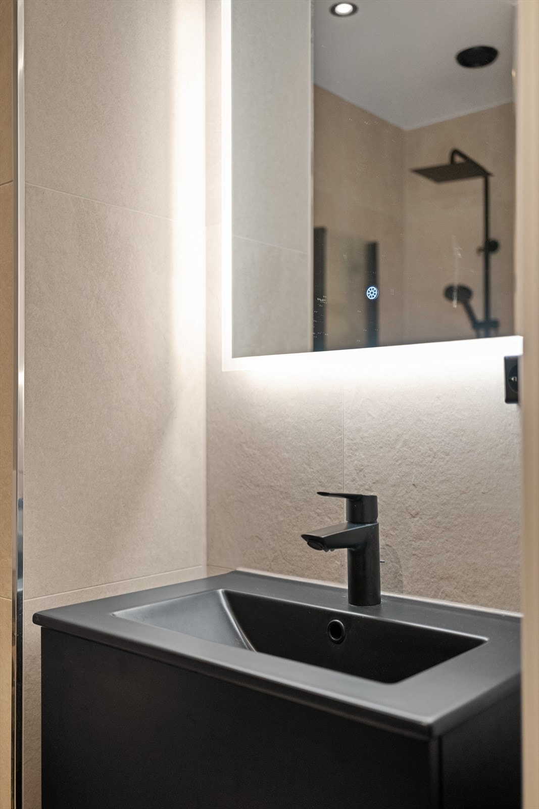 Flotte detaljer og materiell i svart utførelse Galleribilde