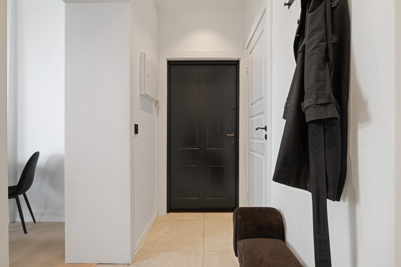 Nytt sikringsskap er plassert i entré, sammen med calling anlegget. Plass til en benk, kommode e.l for oppbevaring og yttertøy Galleribilde