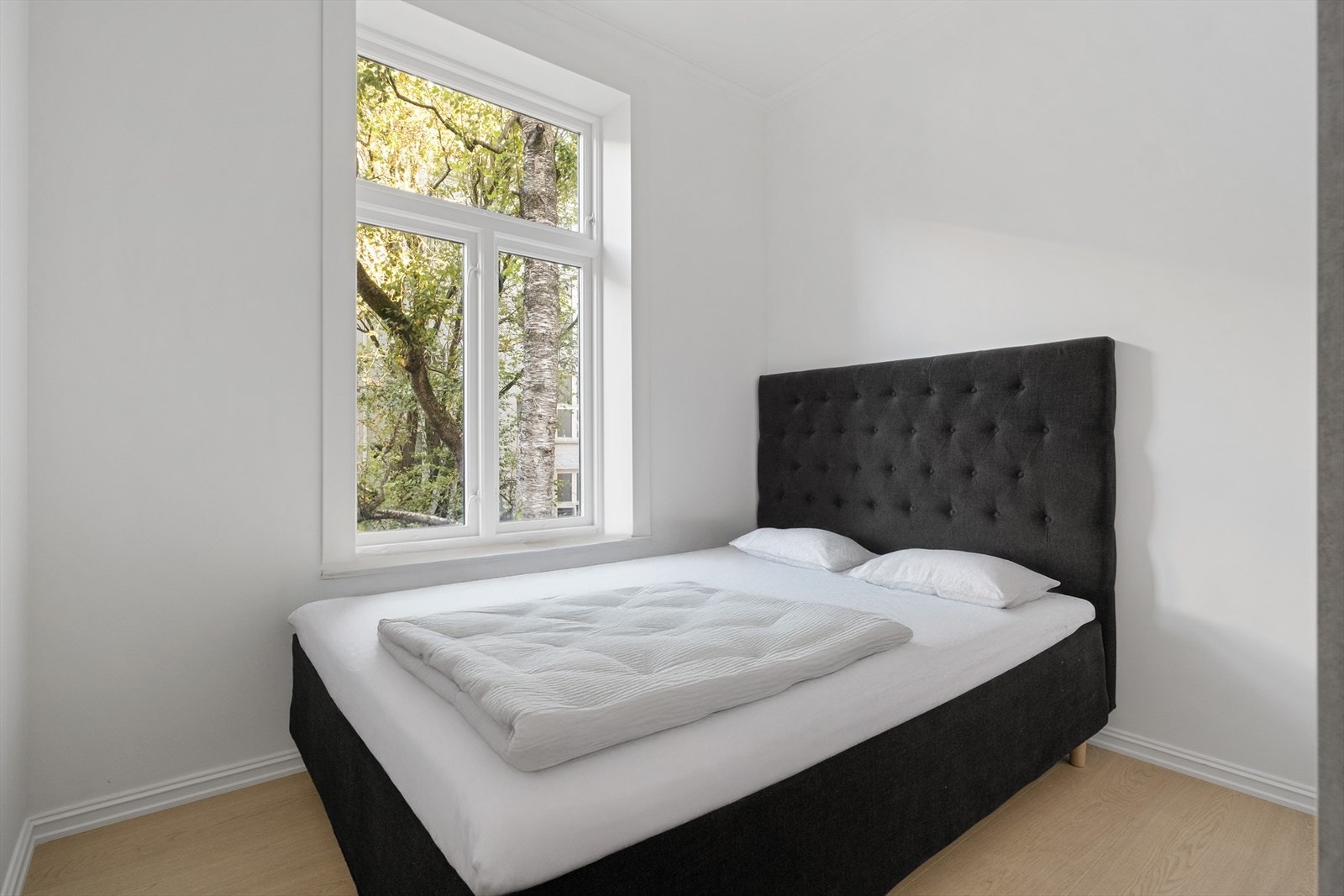 Soverom 1 - God plass til dobbeltseng og tilhørende møblement Galleribilde