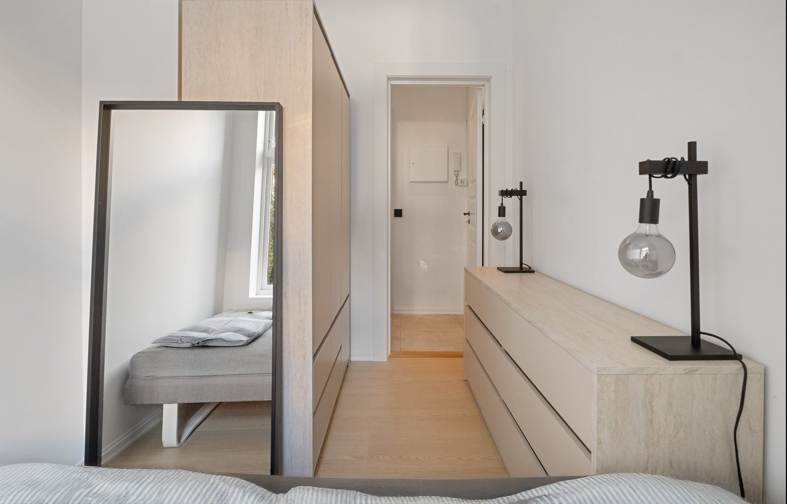 Her også godt med garderobeskap for oppbevaring. Leiligheten disponerer også en kjellerbod på ca. 6 kvm Galleribilde